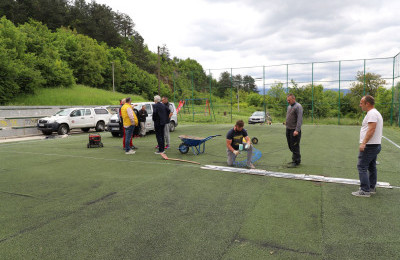 Pri kraju postavljanje umjetne trave na igralištu Debelo brdo na Soukbunaru