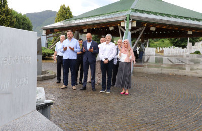 Delegacija Općine Centar posjetila Memorijalni centar Srebrenica-Potočari
