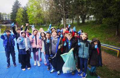 Učenici osnovnih i srednjih škola očistili i uredili školska dvorišta