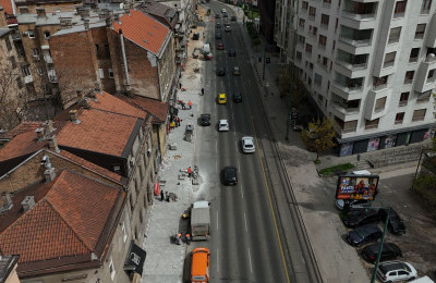 Počelo popločavanje pješačkog pojasa u Ulici Hiseta