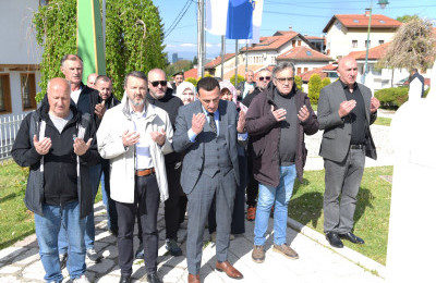 Delegacije položile cvijeće na šehidska mezarja i spomen-obilježja