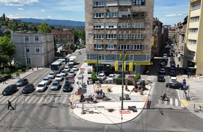 Privode se kraju radovi na popločavanju pješačkog pojasa u Ulici Hiseta
