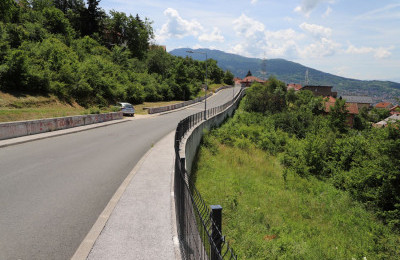 Postavljanje zaštitne ograde duž Ulice Adnana Aslanija