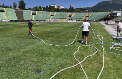 Hidrosjetva u toku, ekipe danonoćno pripremaju teren za subotnju utakmicu