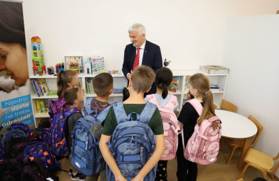 Načelnik Mandić obradovao mališane školskim ruksacima i priborom
