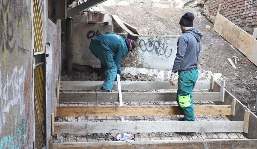 Napreduju radovi na sanaciji pristupne staze i stepeništa u Ulici Buka 10