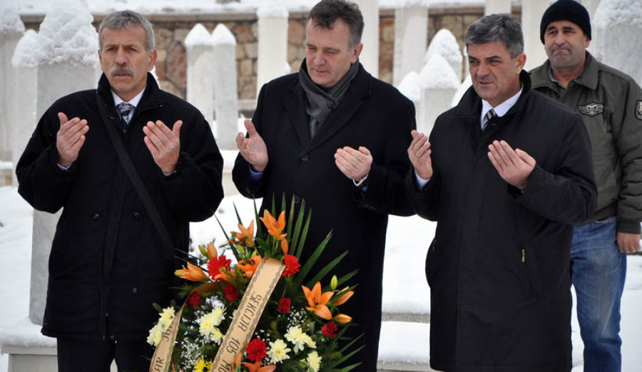 Položeno cvijeće na mezarje Kovači i spomen-obilježja