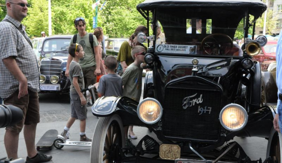 Otvoren sajam oldtimera ispred BBI centra