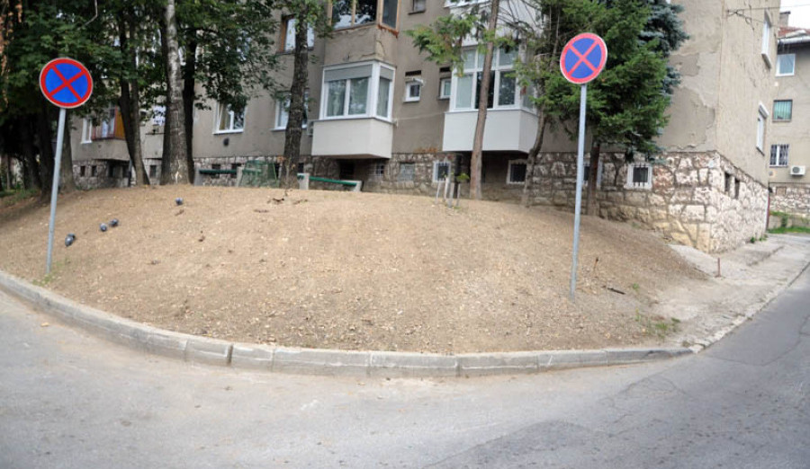 Uređena zelena površina na raskrsnici Zlatikuše i Šekerove