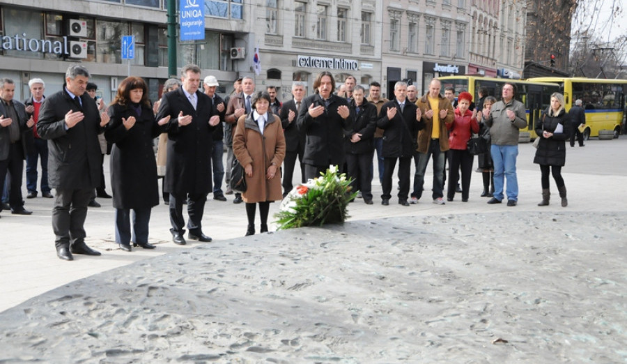 Delegacija Općine Centar položila cvijeće na mezarje Kovači i spomen-obilježja