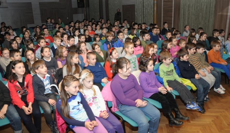 Za osnovce odigrana lutkarska predstava ''Titiz i Džomet''