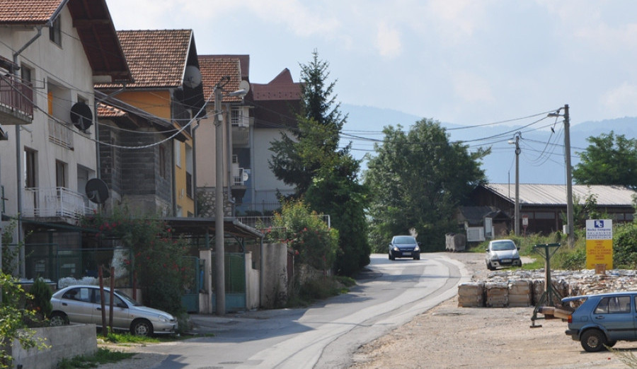 Asfaltiran dio saobraćajnice u Ulici Slatina