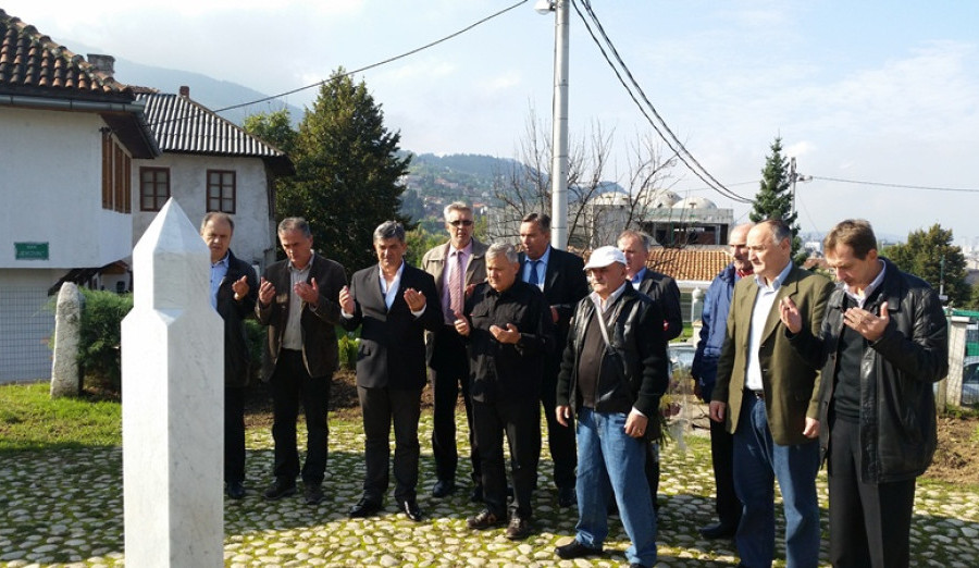 Položeno cvijeće na mezarju Kovači i u haremu Alipašine džamije