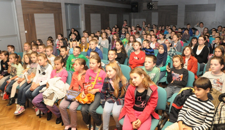 Za osnovce odigrana lutkarska predstava ''Titiz i Džomet''