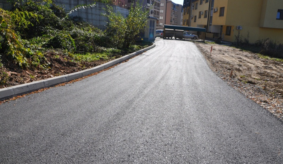 Asfaltiran pristupni put u Ulici Midhata Karića Mitketa