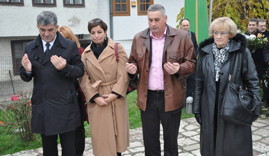 Povodom Dana državnosti na šehidskom mezarju Kovači položeno cvijeće 