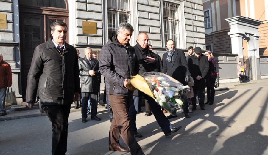 Položeno cvijeće na mjestu pogibije osam sugrađana u Gimnazijskoj ulici