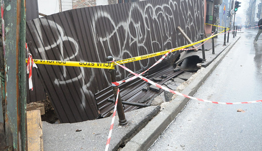 Što prije izvršiti sanaciju oštećenog trotoara u Ulici Skenderija 39