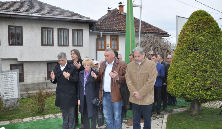 Položeno cvijeće povodom Dana Armije RBiH