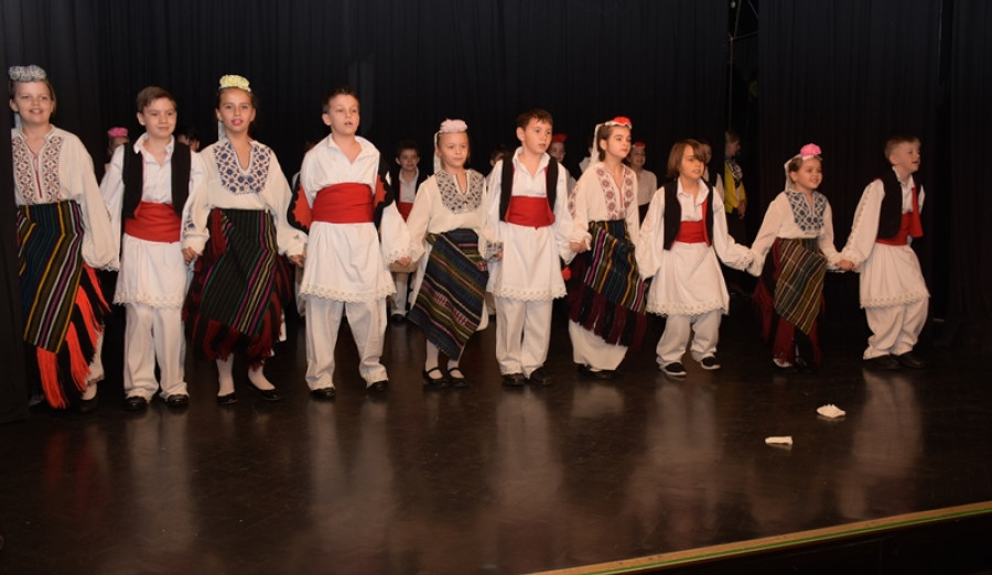 Uručene narodne nošnje za folklornu sekciju OŠ ''Alija Nametak''