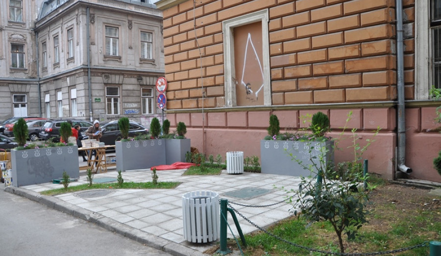 Uređena zelena površina kod Prve gimnazije