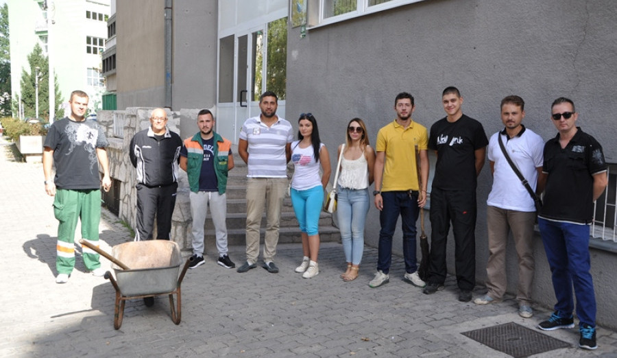 Članovi savjeta i stanovnici MZ „Park-Višnjik“ čistili parkove i zelene površine