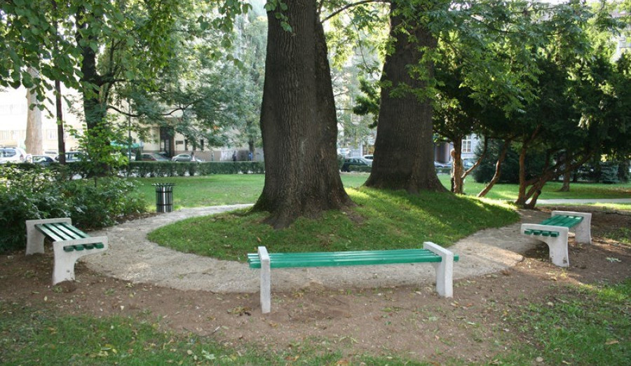 Uređena zelena površina u parku iza zgrade Predsjedništva BiH