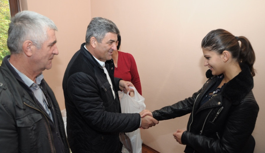 Djeci iz porodica šehida i poginulih boraca podijeljen školski pribor