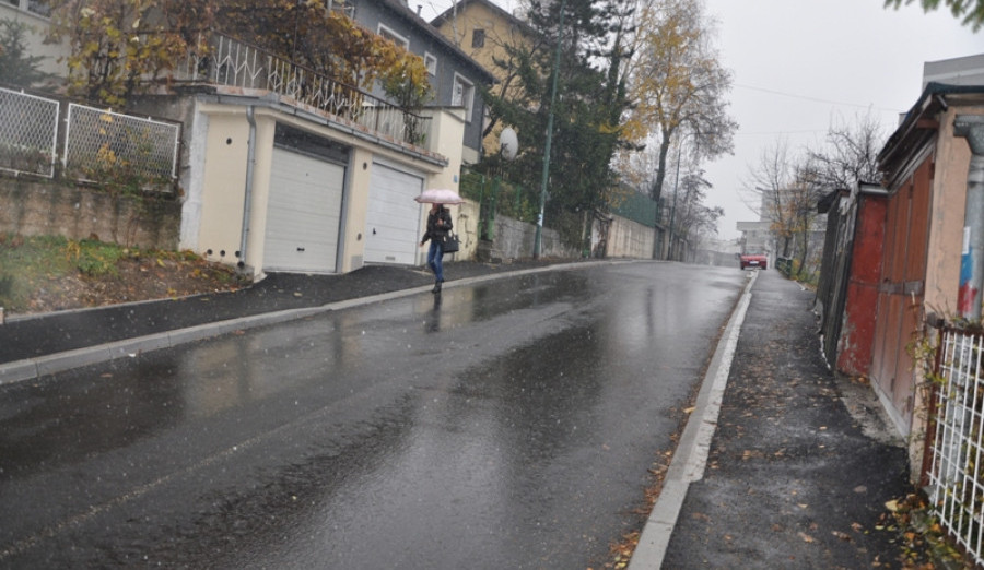 Asfaltirana Tešanjska ulica
