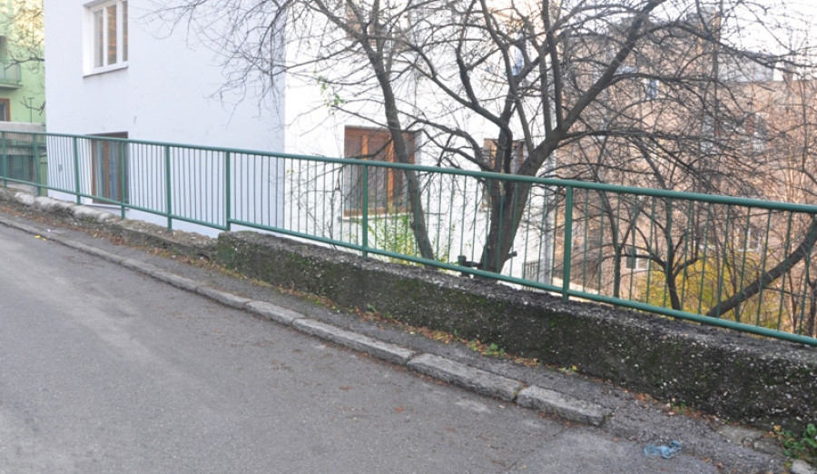 U Tepebašinoj ulici postavljena nova pješačka ograda