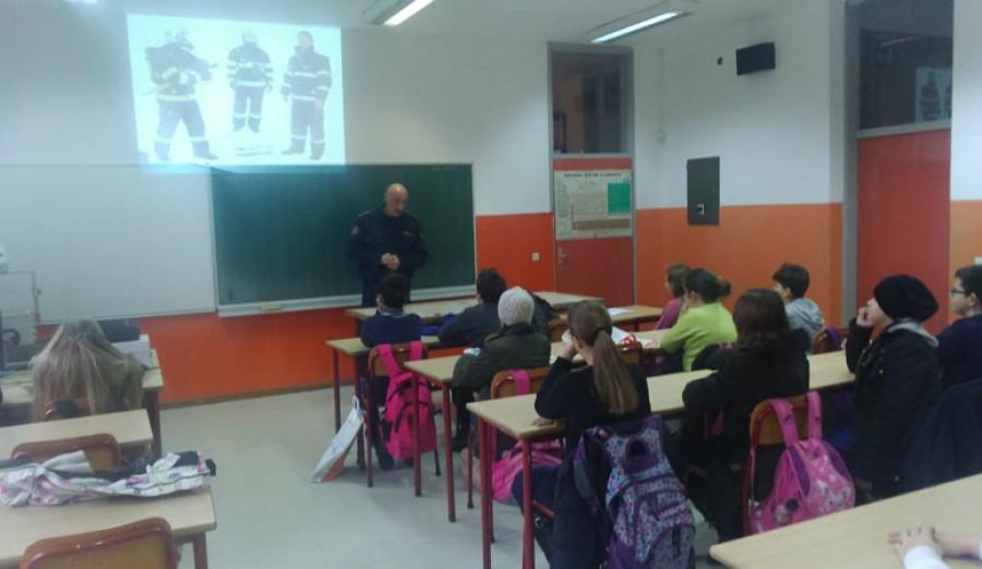 Predavanje za osnovce o načinu postupanja u slučaju izbijanja požara