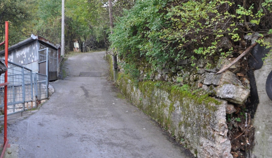 Snježne padavine zaustavile radove na izgradnji potpornog zida u Porodice Foht na Soukbunaru
