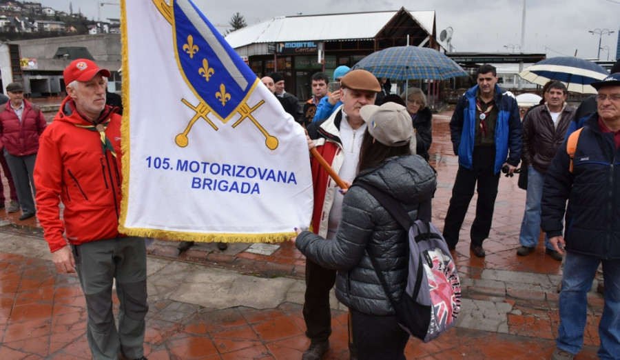 Izviđači ponijeli ratnu zastavu 105. brigade do Grdonja