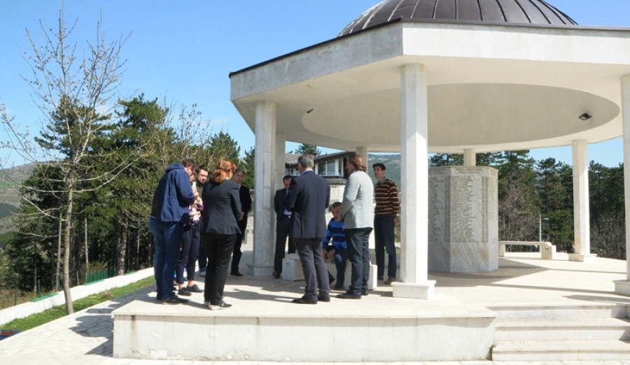 Delegacije Općine i boračkih udruženja obišli spomen-obilježje Mala Kula