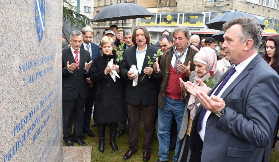 Otkrivena spomen-ploča posvećena svim herojima opkoljenog Sarajeva