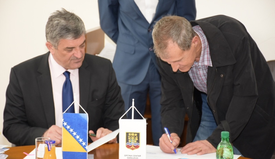 Predstavnici Općine Centar obišli porodice kojima su uručeni plastenici