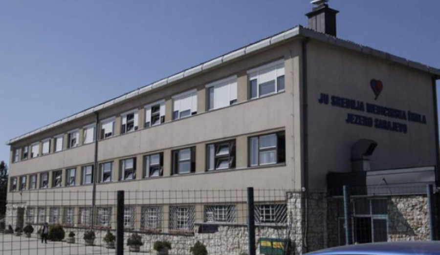 Srednjoj medicinskoj školi Jezero izdvojena sredstva za zamjenu dotrajalih oluka