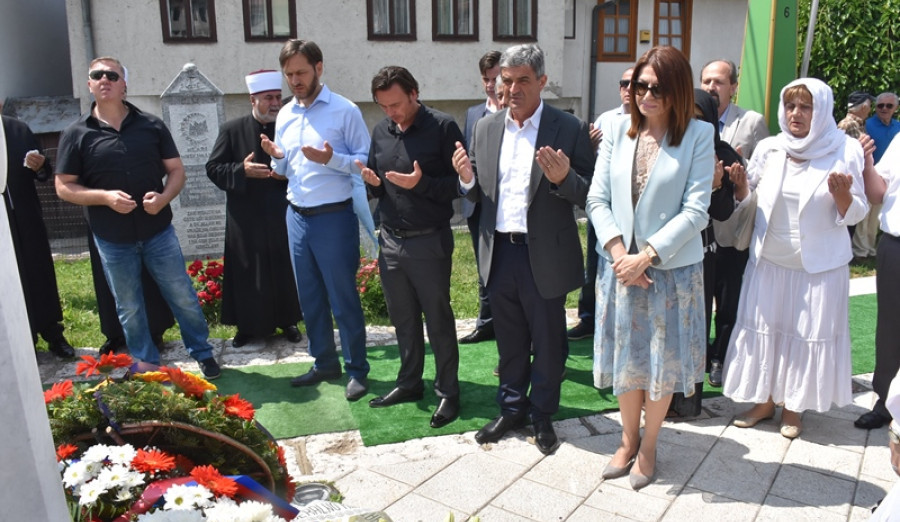 Delegacija Općine Centar položila cvijeće povodom Dana šehida