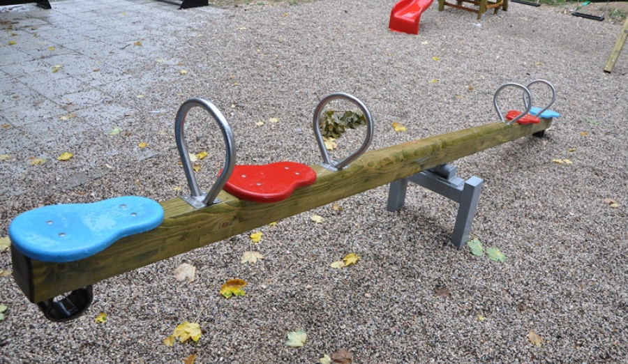 Započelo postavljanje dječijeg mobilijara na igralištu na Šipu