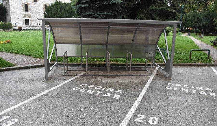 Ispred Općine Centar postavljen parking za bicikle