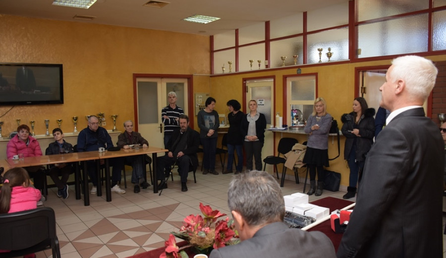Ajnadžić uručio bijele štapove i govorne satove slijepim osobama