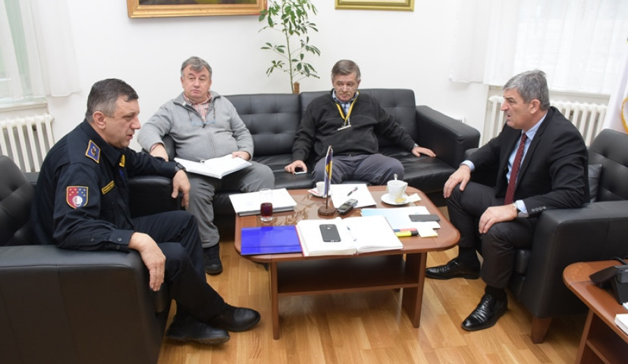 U saradnji sa Prvom policijskom upravom Općina će obezbijediti policijske patrole u mjesnim zajednicama
