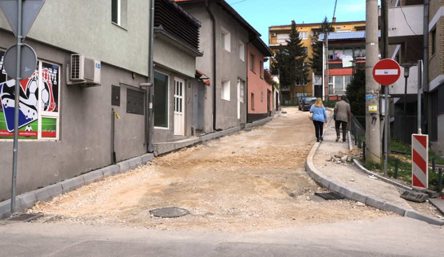 Rekonstrukcija saobraćajnice i trotoara u Ulici Šekerova
