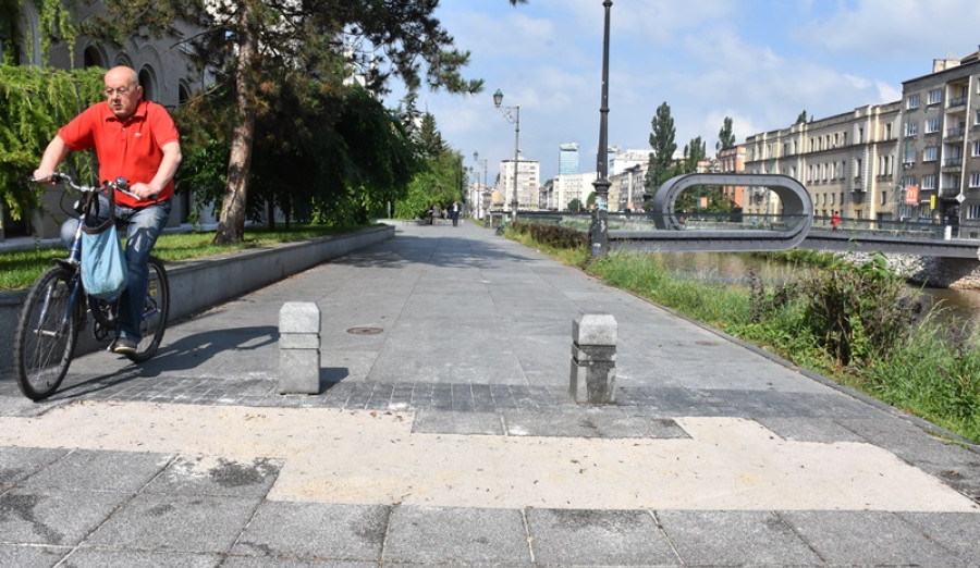 Zamjena ploča na šetnici duž Obale Maka Dizdara