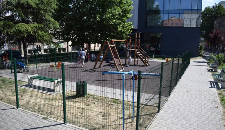 Oko igrališta na Čobaniji postavljena nova zaštitna ograda