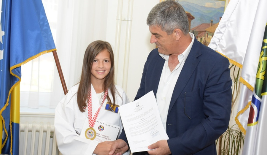 (FOTO) Načelnik Ajnadžić ugostio karatistkinju Eminu Sipović