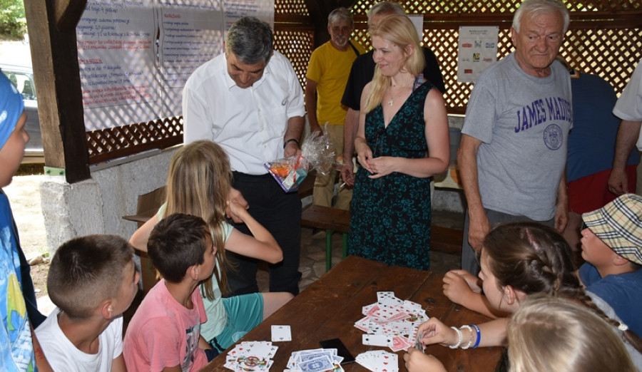 (FOTO) Ajnadžić posjetio dječiji kamp na Boračkom jezeru