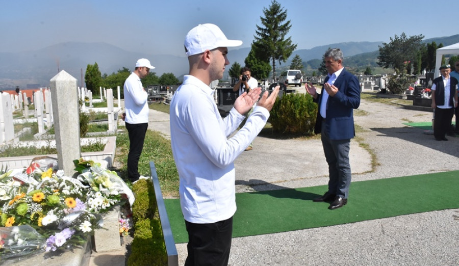 (FOTO) Obilježena deveta godišnjica od smrti Ahmeta Hadžipašića