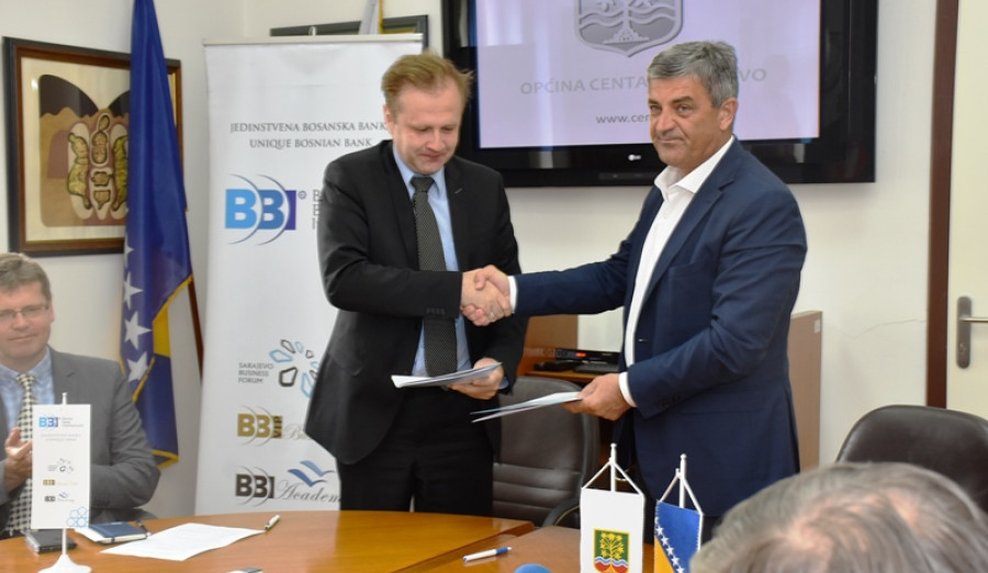 (FOTO) Potpisan ugovor o poslovnoj saradnji Općine Centar i BBI banke