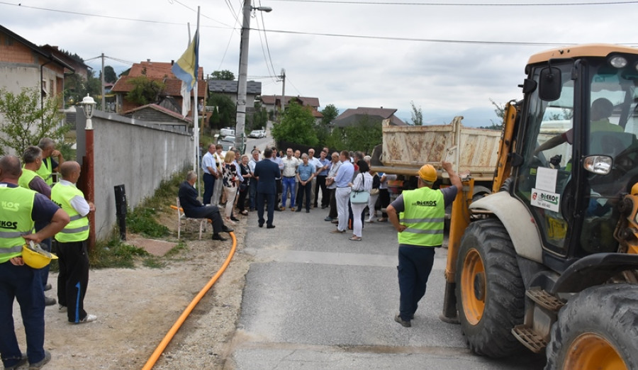 (FOTO) Ajnadžić ozvaničio početak druge faze projekta gasifikacije naselja Kromolj, Slatina i Poljine